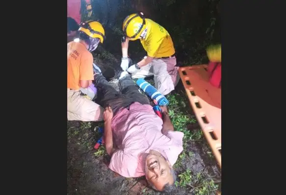 Rescatan a hombre que cayó en alcantarilla