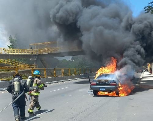 Incendio en carro en Zacatecoluca