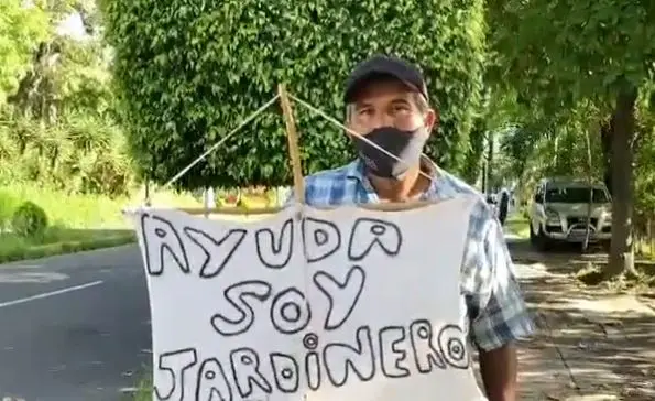 Jardinero ofrece sus servicios en Santa Tecla