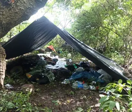 Dos muertos y un policía herido en un campamento