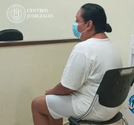 Procesan a mujer por morder a su hija