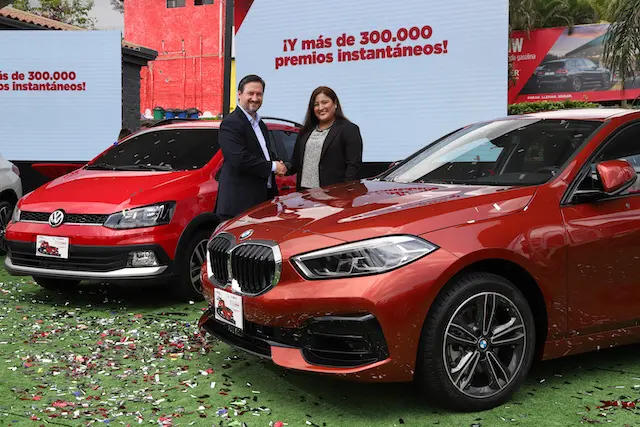 Conferencia de prensa de Gasolineras PUMA y el Banco Davivienda Salvadoreño para anunciar el sorteo de seis carros, tres de ellos de la marca BMW y tres Volskwagen, rifados entre los clientes PUMA que paguen con las Tarjetas Davivienda, el martes 30 de agosto de 2022, en San Salvador, El Salvador.
Foto Banco Davivienda/ Salvador MELENDEZ