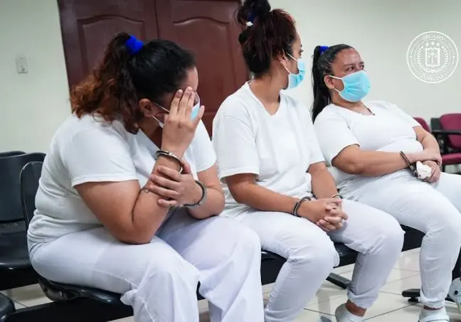 Mujeres condenadas a 15 años por extorsionar