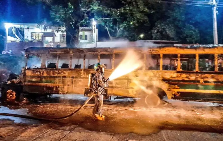 Incendio consume bus de la 102