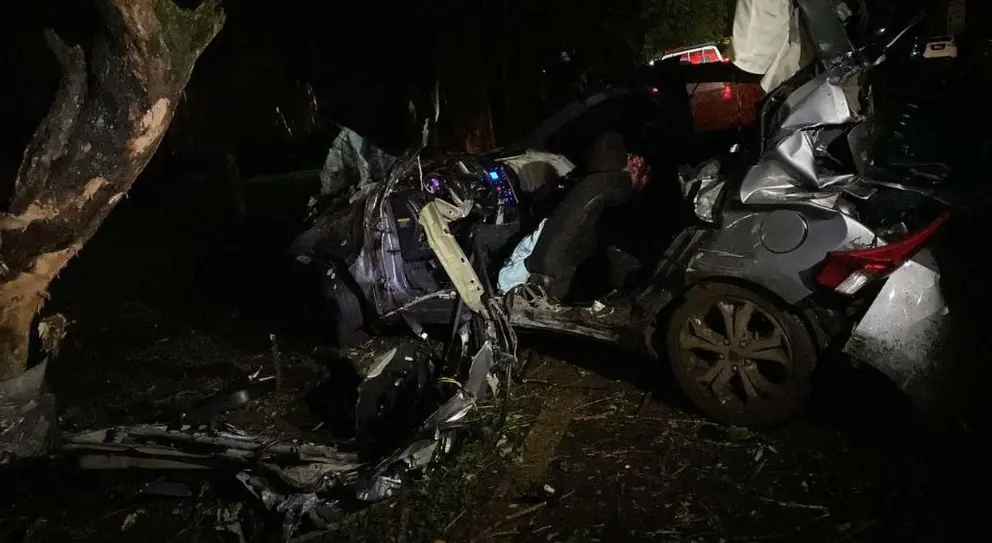 Automovilista muere al chocar contra árbol