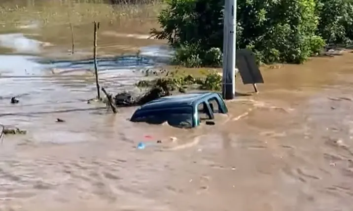 Rescatan a familia atrapada