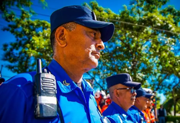 Agentes del CAM en cementerios