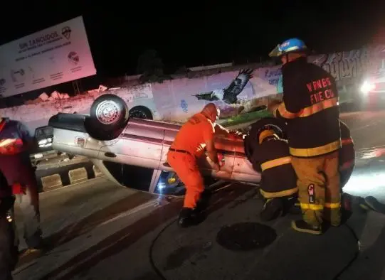 Vuelco de carro frente al MQ