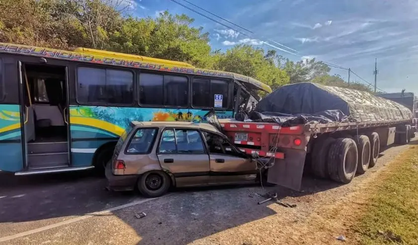 Diez lesionados en un triple accidente