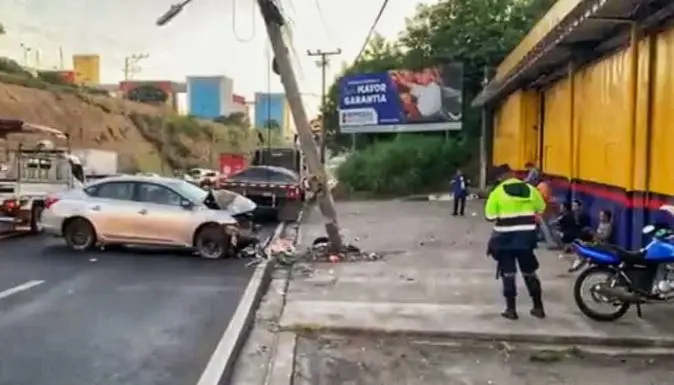 Poste del tendido eléctrico