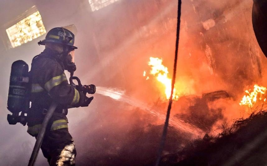 Más de 50 bomberos en dos bodegas de San Bartolo
