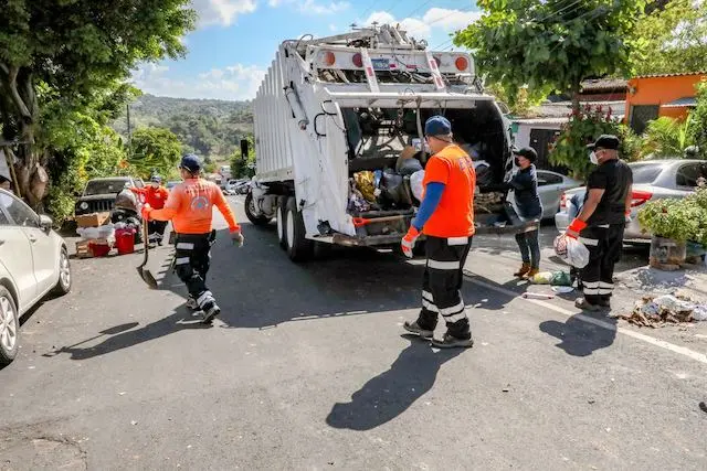 RECOLECTAN BASURA EN SOYAPANGO