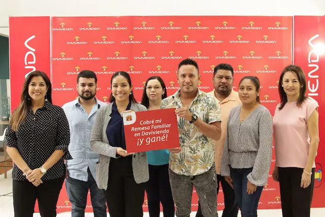 Entrega de Premios a clientes Davivienda que recibieron sus remesas familiares desde Estados Unidos por medio de Banco Davivienda, durante conferencia de prensa el 12 de enero de 2023, en la Agencia de Centro Financiero en San Salvador.
Foto DAVIVIENDA/ Salvador MELENDEZ