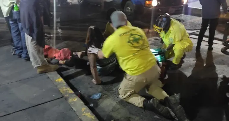 Mujer sufre caída frente a Plaza Mundo