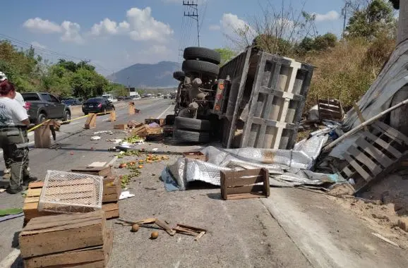 Muerto en vuelco de camión