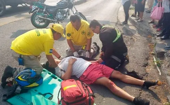 Motociclista embestido frente al Parque Infantil