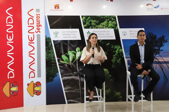 Conferencia de prensa de la Gerencia de Davivienda Seguros, para dar a conocer la renovación de su compromiso en la conservación de los manglares. Sabina Ayala y Francisco Portillo, ambos de Banco Davivienda, hablan a la prensa.
Foto Banco Davivienda/ Salvador Melendez