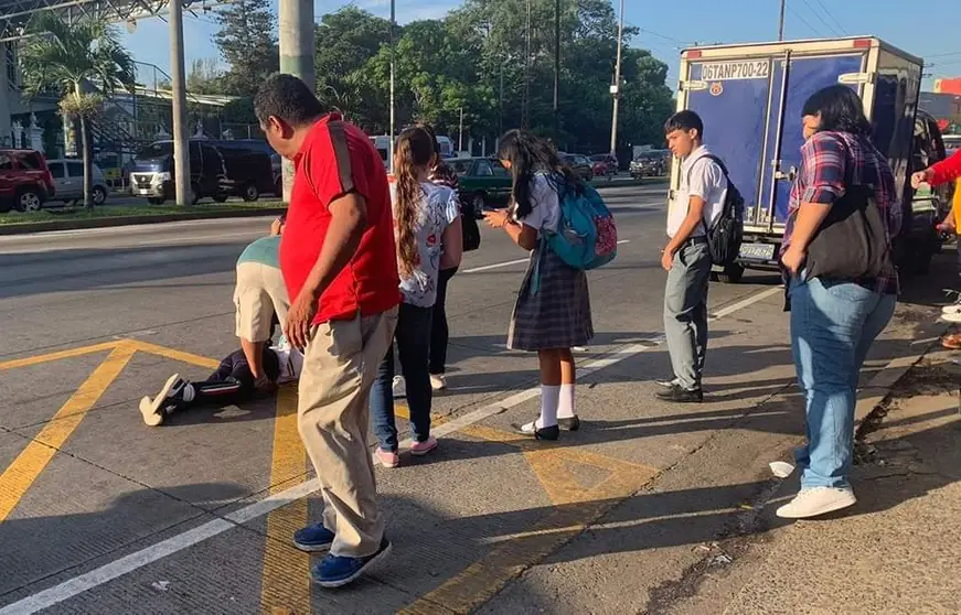 Niña cae de autobús La Ceiba de Guadalupe