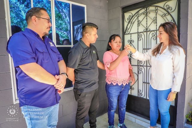 Entregan viviendas a veteranos y excombatientes en San salvador 