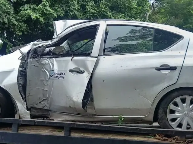 Vehículo de Migración accidente calle al aeropuerto