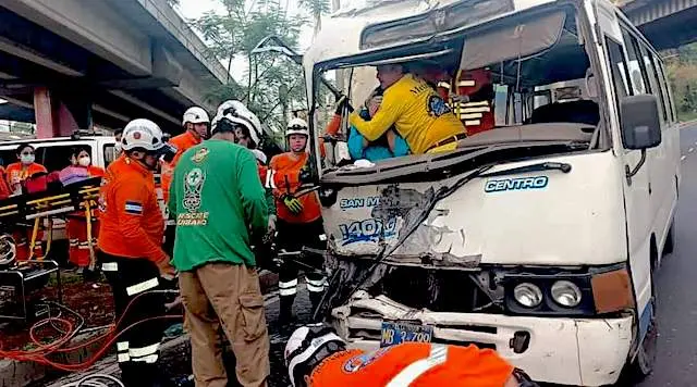 Choque entre dos microbuses San Salvador