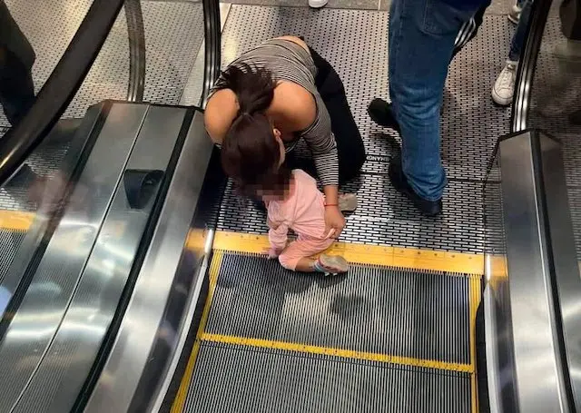 Niña atrapada de sus dedos Apopa Plaza Mundo