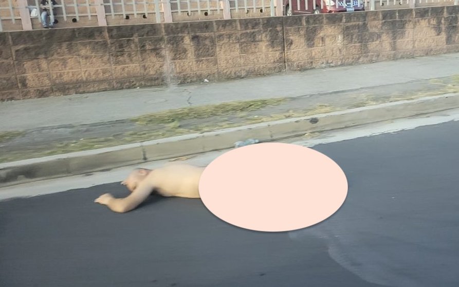 Hombre desnudo en Metrocentro