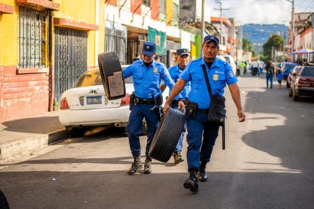 Retiro de obstáculos de calles y aceras CAM San Salvador