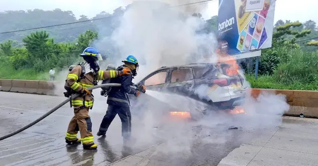  BOMBEROS CAMIONETA INCENDIADA LOS CHORROS 04-10-2023