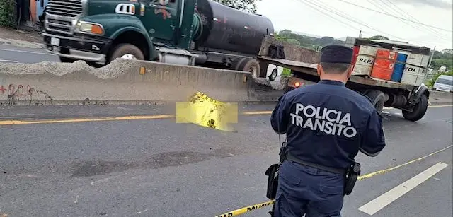 CONDUCTOR DE CAMIÓN MUERE ACCIDENTE CARRETERA A QUEZALTEPEQUE 03-10-2023