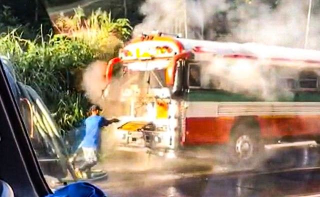 Pipa conductor Los Chorros apaga fuego de bus ruta 79 06-10-2023