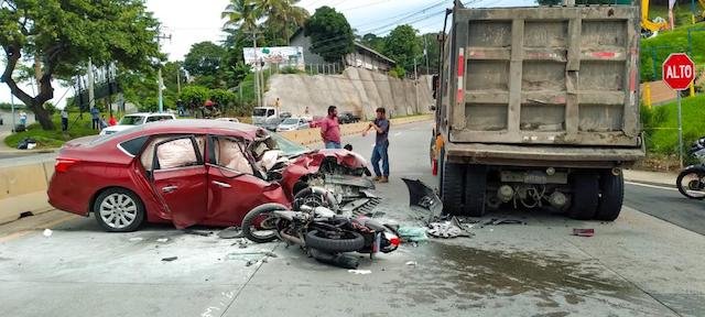 Accidente de tránsito kilómetro 22 carretera al Puerto de La Libertad. Una persona fallecida. 16-10-2023