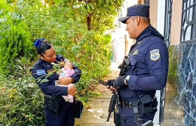Rescatan a bebé abandonada en San Salvador 22-10-2023