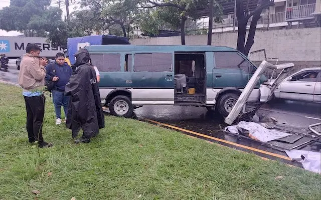 Accidente bulevar del Ejército tres lesionados 31-10-2023
