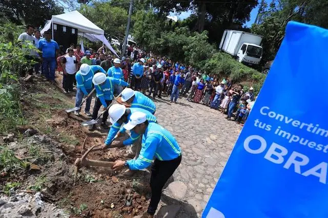 Inicio del mejoramiento con concreto hidráulico de 4 kms de calle de Chiltiupán, La Libertad