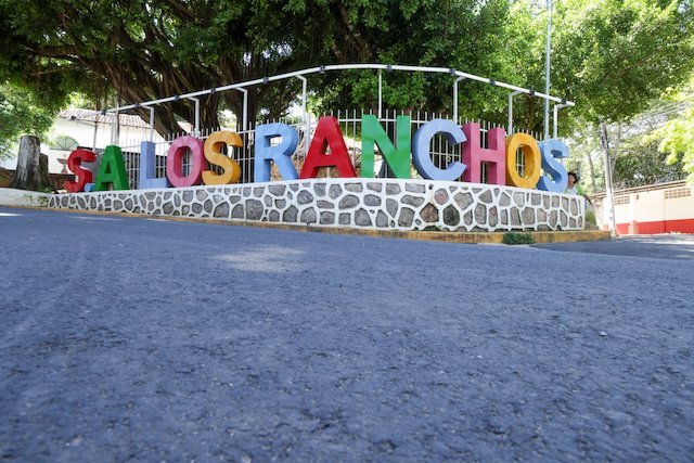 Entrega de un proyecto de mejoramiento vial en San Antonio Los Ranchos, Chalatenango