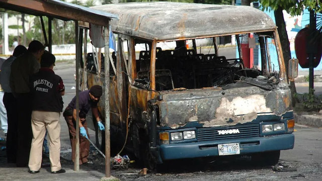 Microbús ruta 47 Mejicanos quemado Mara 18 copia