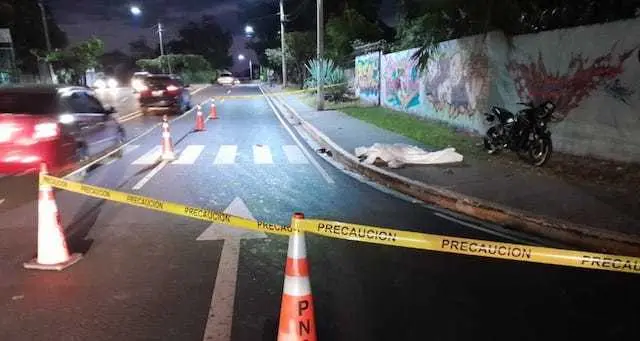 Motociclista y acompanãnte lesionados tras atropellar a peatón que falleció 02-01-2024