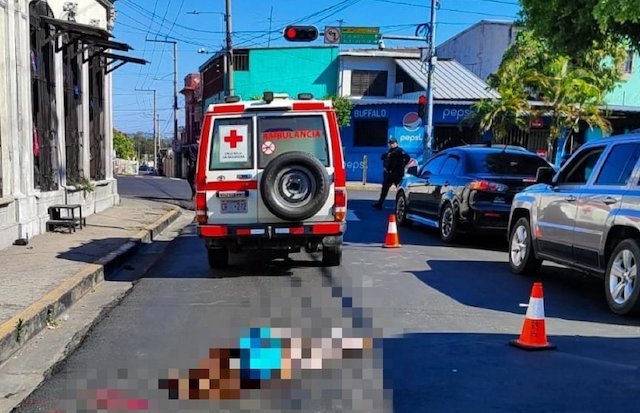 Mujer muere atropellada por un bus en San Salvador 07-02-2024