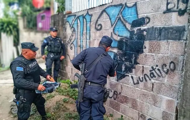 PNC borra grafitis de la MS-13 en Colón