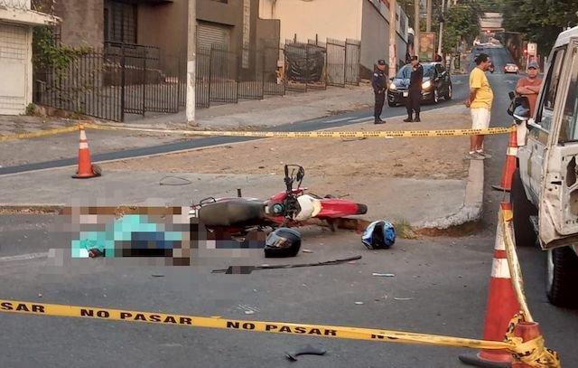 Mujer fallece en accidente de motocicleta colonia Escalón calle El Mirador 31-03-2024