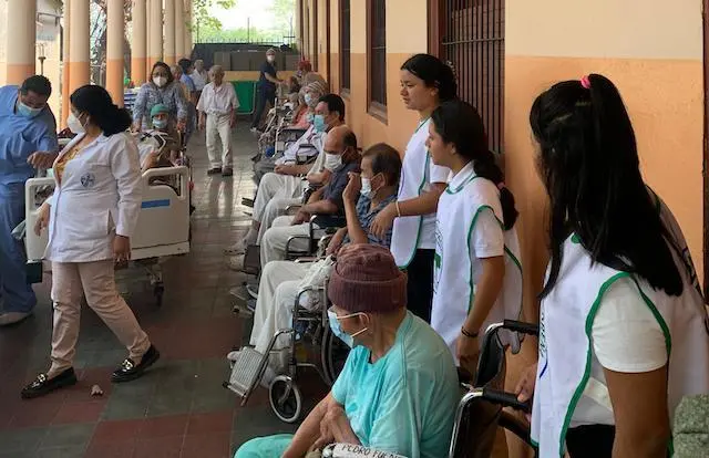 Evacuación asilo Sara Zaldívar por incendio 02-04-2024