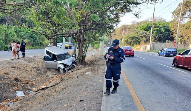 Hombre muere al chocar contra un árbol en autopista a Comalapa 06-04-2024