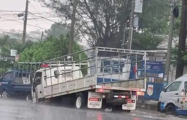 Camión cae en cuneta sin parrilla Santa Ana Oeste 20-05-2024