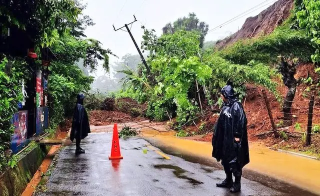 Derrumbe carretera de Jujutla a Ahuachapán 17-06-2024