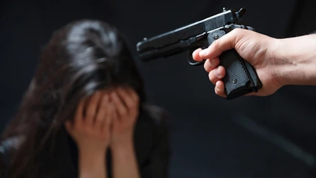 Mujer arma de fuego pistola copia