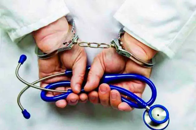 Médico falso detenido