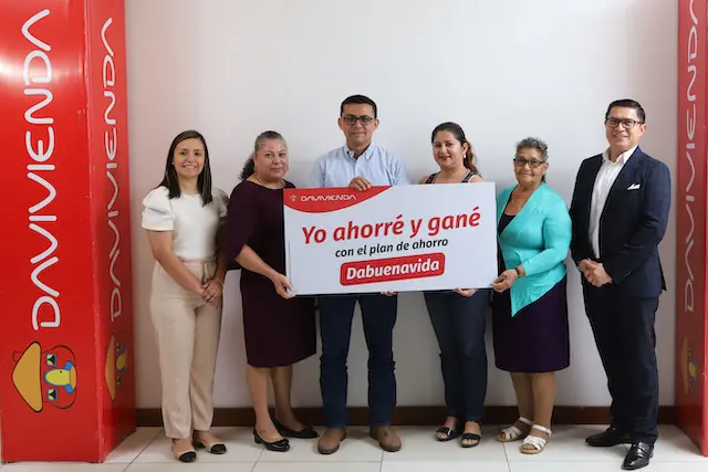 Entrega de Premios Dabuenavida a clientes de la Zona Oriental, en la Agencia Jardín en San Miguel, el 19 de julio de 2024.
Foto Banco Davivienda/ Salvador Meléndez