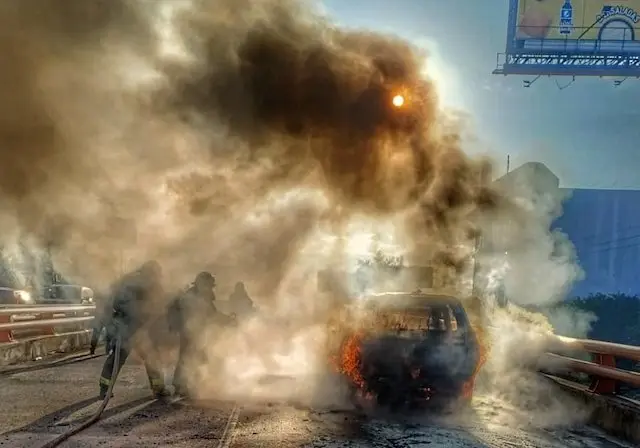 Bomberos incendio camioneta Los Próceres 29-08-2024