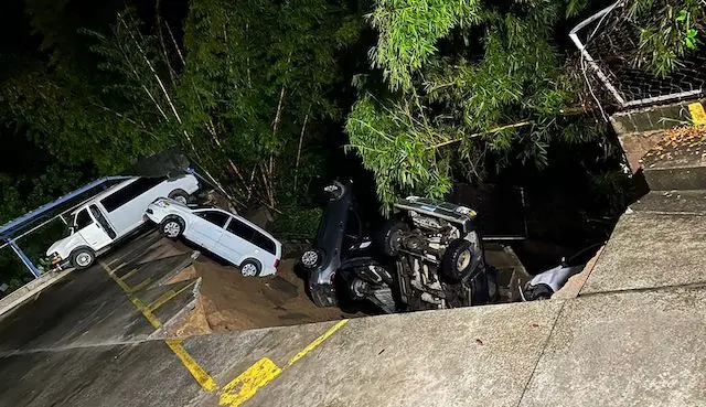 Cinco vehículos arrastrados al río por muro colapsado por lluvias 28-09-2024